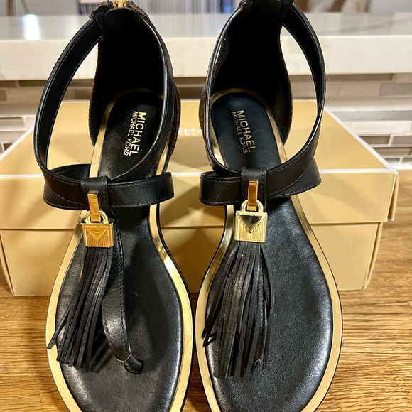 Michael kors they are totally new size 5.in their box - Picture 3 of 3